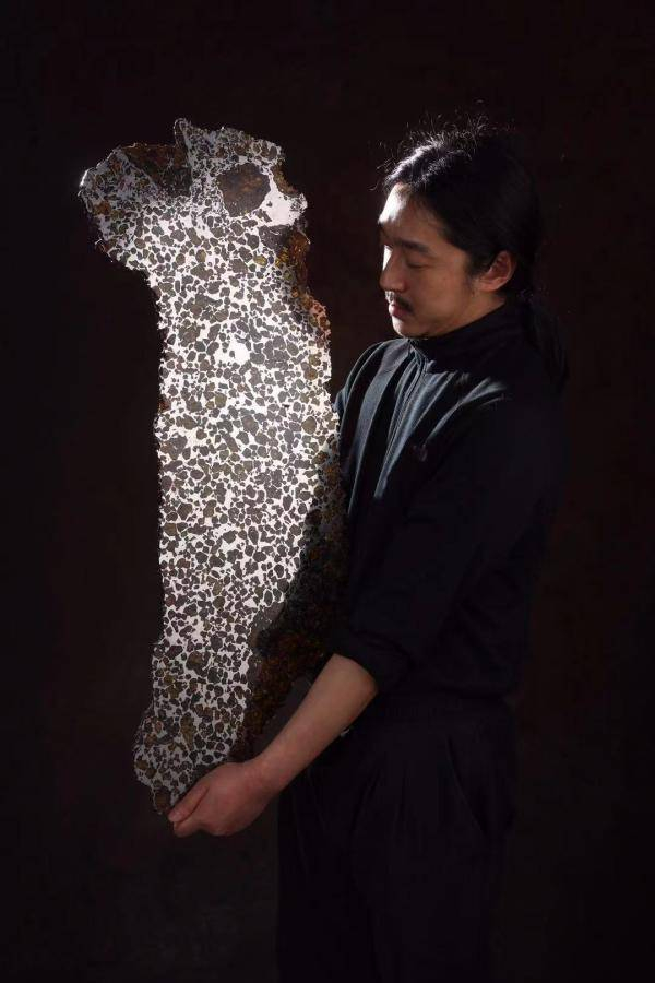 张勃展示Esquel陨石大切片