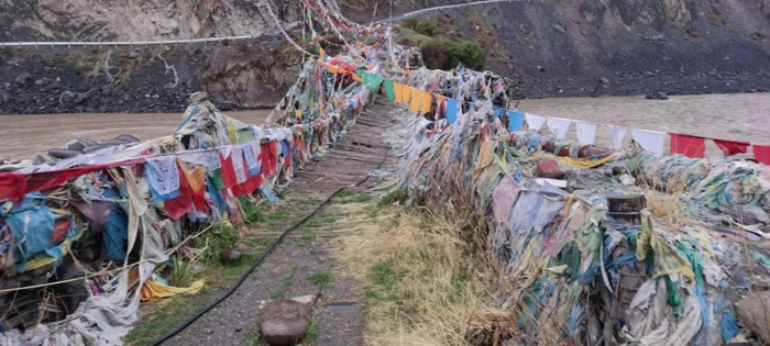 （比如怒江大桥，汪永晨摄）