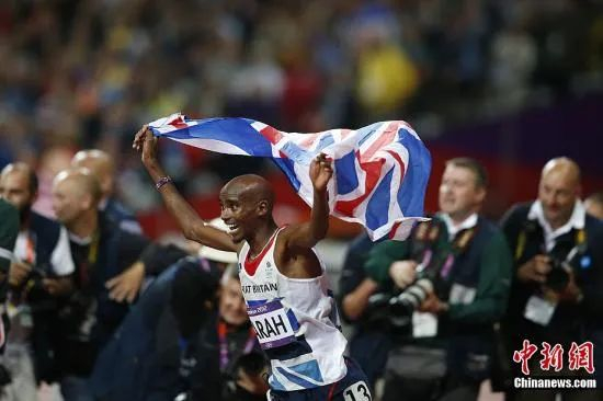 资料图：2012年伦敦奥运田径男子10000米决赛中，英国本土选手莫·法拉赫夺冠。记者 盛佳鹏 摄  