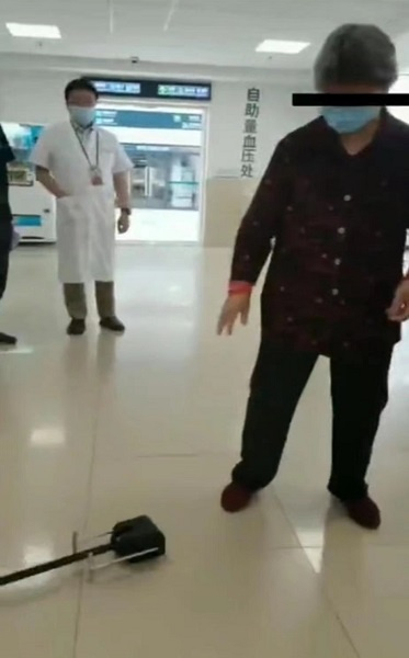 图说：上海健康医学院附属周浦医院的患者试用拐杖