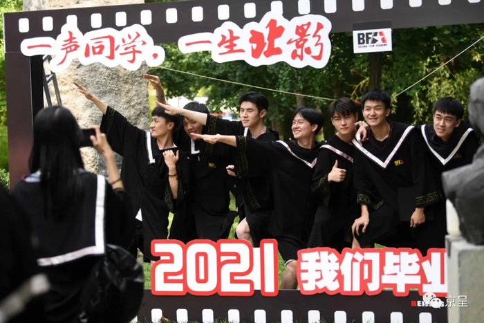 男同学们摆出帅气的姿势留影