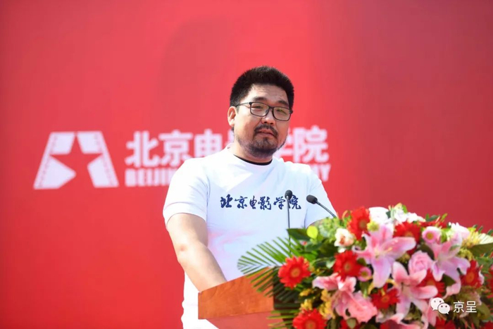 《流浪地球》制片人龚格尔作为校友代表发言