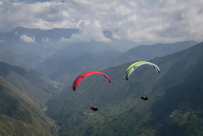 图 |&nbsp;有空时我们就开车去山上玩滑翔伞