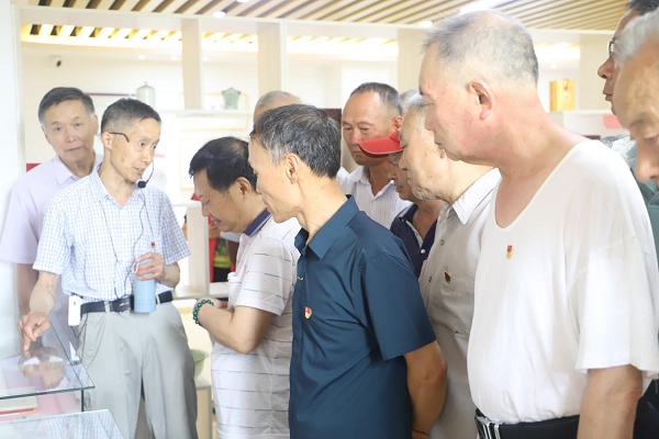 　　讲解员带领大家参观展柜内展品（央广网发 通讯员供图）