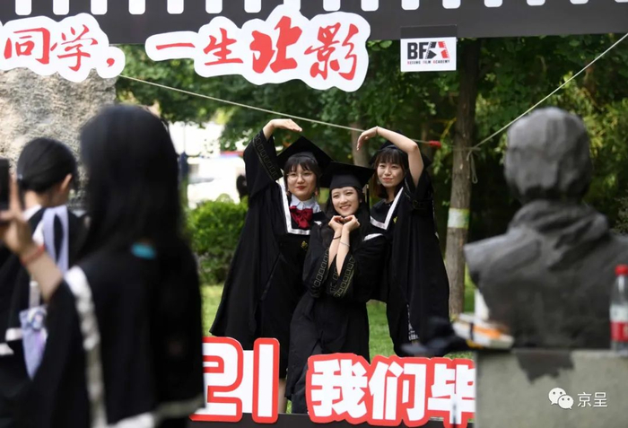 女生们用手势记录校园姐妹情