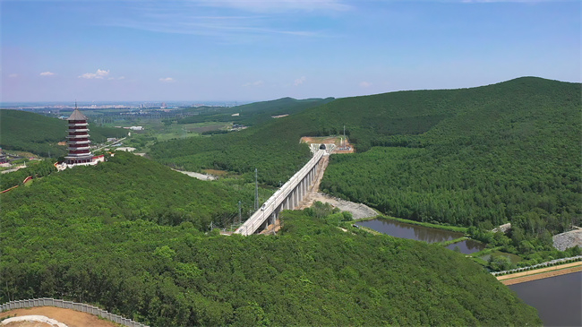 行驶中的57914次综合检测列车。哈铁 供图