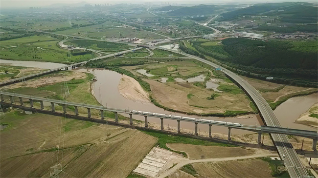 综合检测列车最高运行速度达到275公里/小时。哈铁 供图