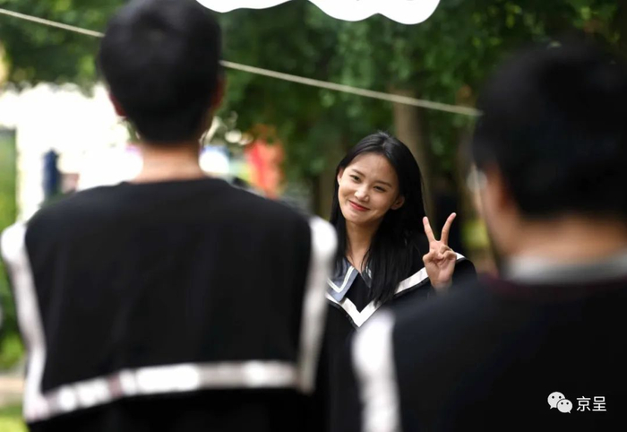 在校园里留下最美笑容