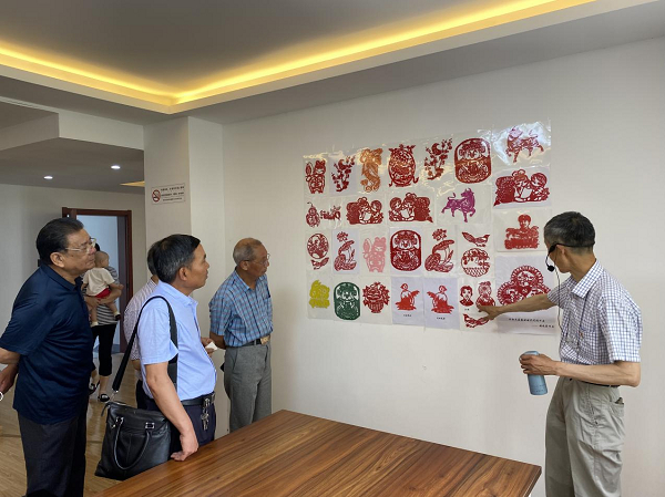 　　讲解员正在讲解参展的剪纸作品（央广网发 通讯员供图）