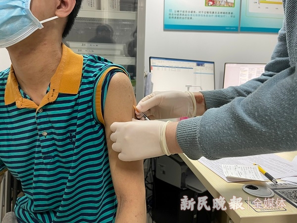 图说：患者正在做脱敏治疗