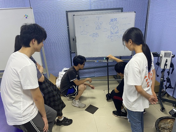 图说：团队正调试拐杖 来源/采访对象供图（下同）