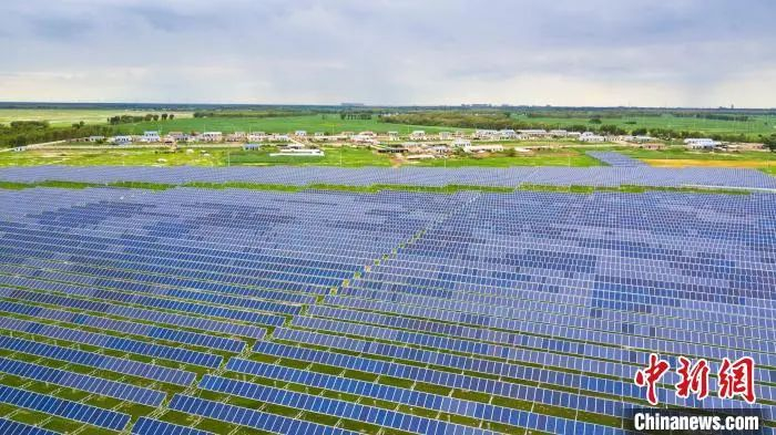 资料图：吉林省白城市光伏发电一景。潘晟昱　摄
