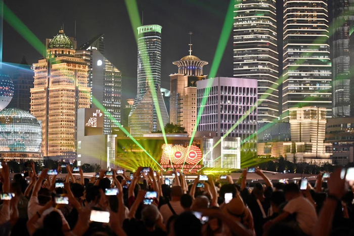 灯光秀下的浦东美术馆。澎湃新闻记者朱伟辉图