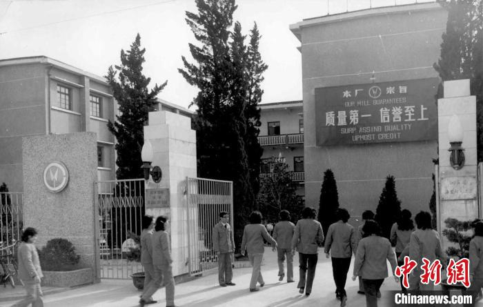 步鑫生在厂门口迎接工人上班。　海盐宣传部 供图