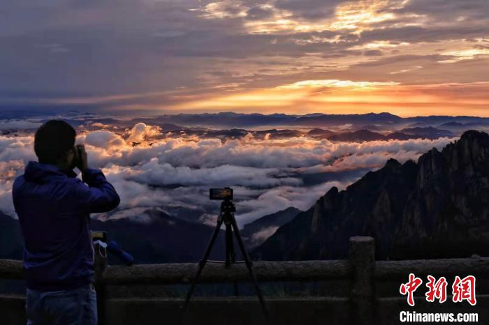 黄山云海波浪滚滚 梅建 摄