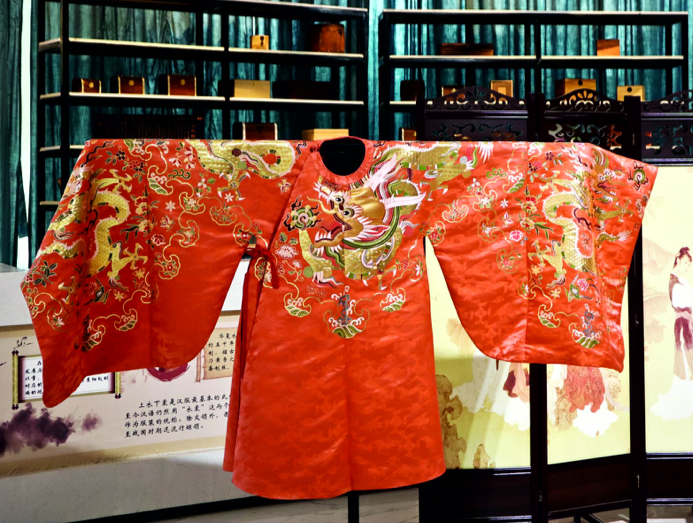 上图：胡春青孟晓霞夫妇的锦裳翰林公司展厅里的汉服成品。下图：孟晓霞工作室手工绣制的明制蟒袍，售价35000 元。摄影/《财经》实习记者 张一雪