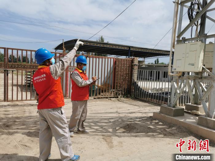 国网鄯善县供电公司工人开展线路和台区巡视。　阿不来提·阿不里米提 摄