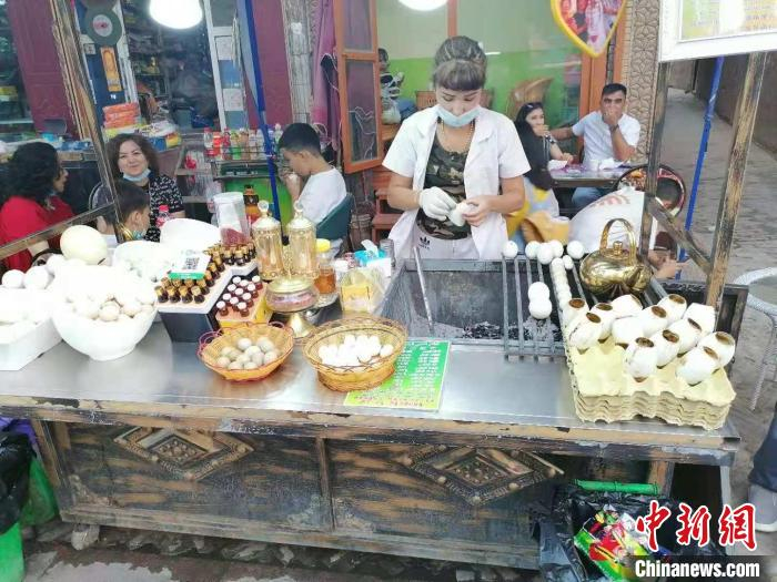 营养价值高的烤蛋，当地人爱吃，游客也青睐。　朱景朝 摄