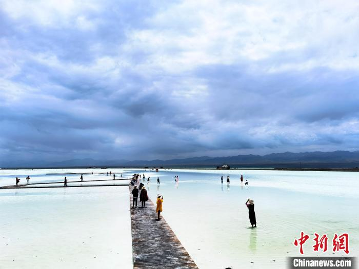 图为在茶卡盐湖景区旅游的游客。　祁增蓓 摄