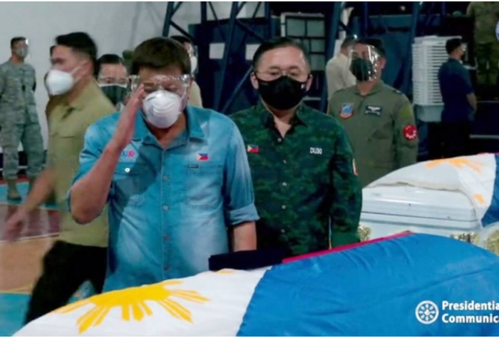  杜特尔特向事故遇难者的棺木敬礼