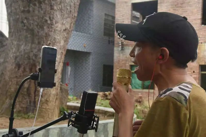  林英德在直播中唱歌。