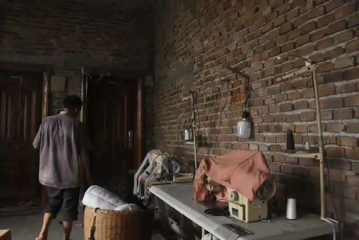  架在林英德家二层的缝纫机。中青报·中青网见习记者 焦晶娴/摄