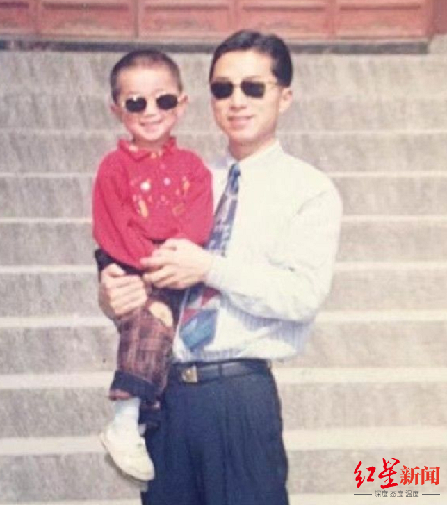 姚志刚与儿子。受访者供图