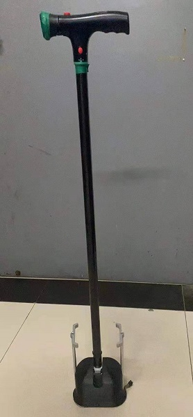 图说：团队研发的自动扶正拐杖初代机