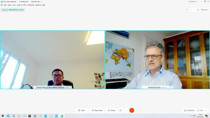 视频连线采访库恩画面。彭大伟 摄