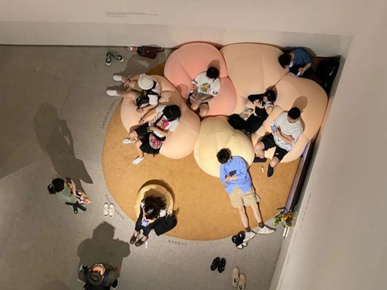     观展人在徐若昕设计的沙发上体验、休息。受访者供图