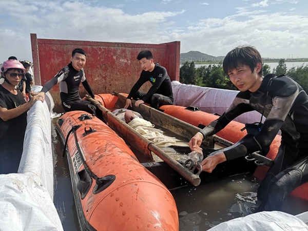 救援人员现场救援（央广网发 汪贵供图）