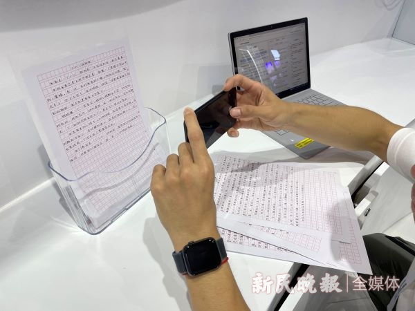 图说：“小花狮”正在读取作文信息 新民晚报记者 马丹 摄（下同）