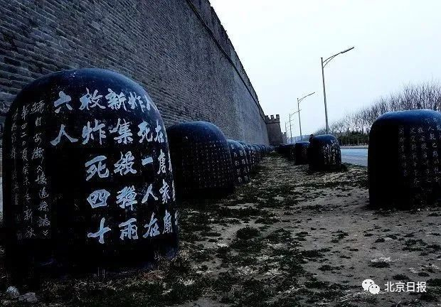 宛平城墙边的石鼓记述日军的暴行
