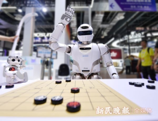 图说：walker X 机器人和观众一起下象棋 