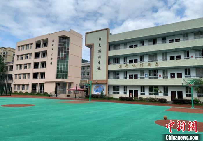 华侨捐建的教学楼 陈默供图