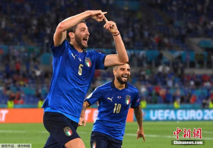 &nbsp; 资料图：意大利球员洛卡特利在比赛中庆祝。