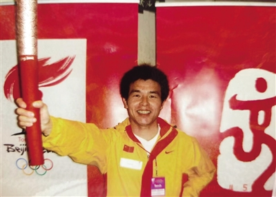 柏剑担任北京奥运会火炬手时的留影。受访者供图