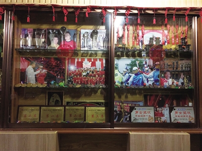 “梦想之家”，奖牌、奖杯、奖状摆满整整一柜。