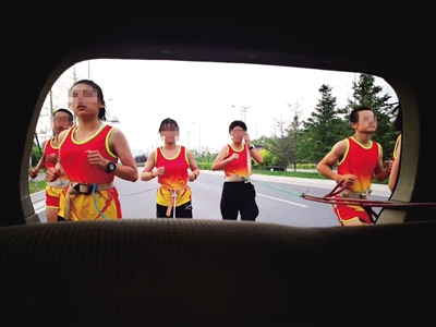 2020年7月10日，孩子们在连车奔跑。 A08-A09版摄影（除署名外）/新京报记者 冯雨昕