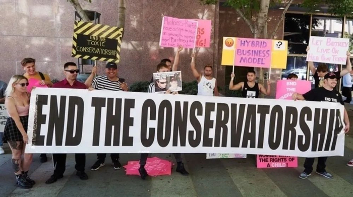 ▲布兰妮的支持者要求法院终止她的“被监护”状态。