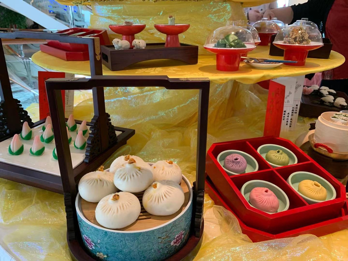 扬州站，扬州早茶展示区。图片由作者郑萃颖拍摄