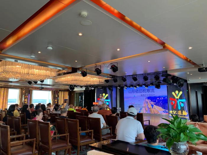 船上的文化讲座。图片由作者郑萃颖拍摄