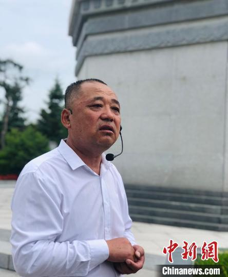 陈翰章的外甥鄢成。 郭佳 摄