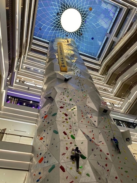 图说：世界上最高的室内攀岩壁就在新世界城
