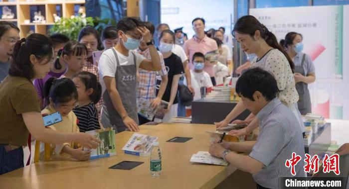 曹文轩为小读者签名。　郭亚 摄