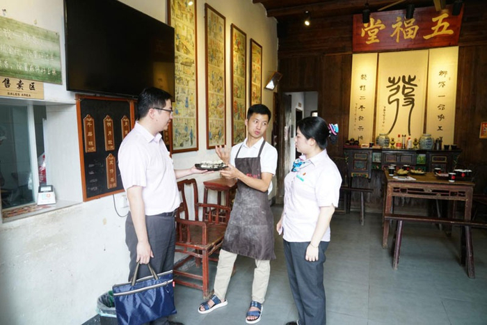 农行客户经理刘丹和彭敏上门了解生产经营情况