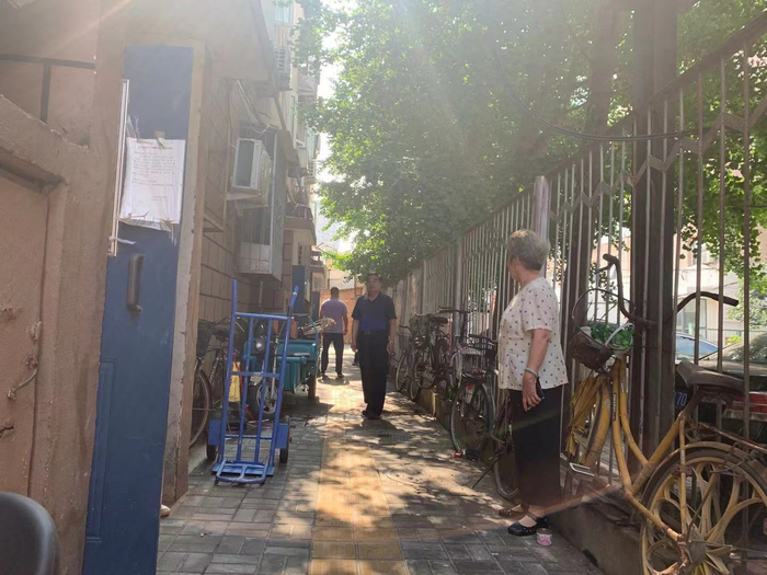 楼外过道狭窄，无法安装外挂式电梯。