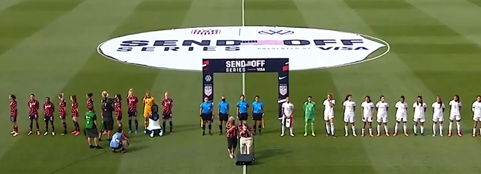 美国球员侧过了身，而墨西哥球员面朝前方。