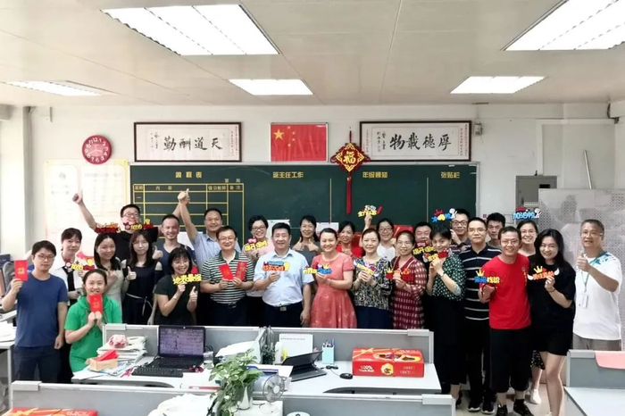 广东实验中学老师祝福考生。学校供图