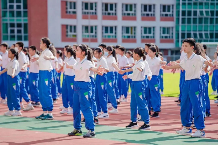 华附初三学生在韵律操中放松身心。学校供图